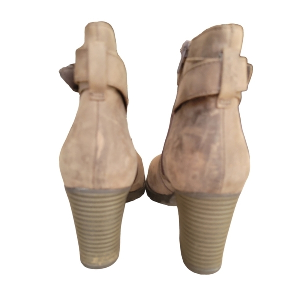 Clarks Heeled Lug Sole Suede Ankle Boot Bootie Size 9 - Picture 4 of 4